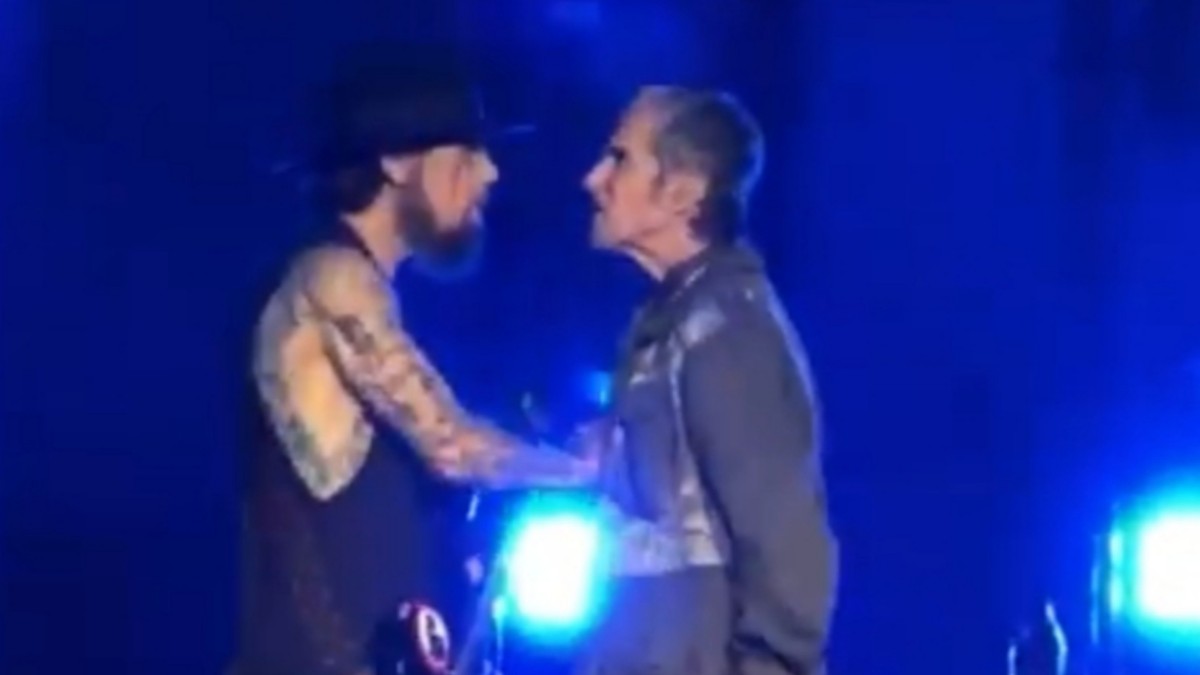 Jane’s Addiction Concert Farrell and Dave Navarro Onstage Fight